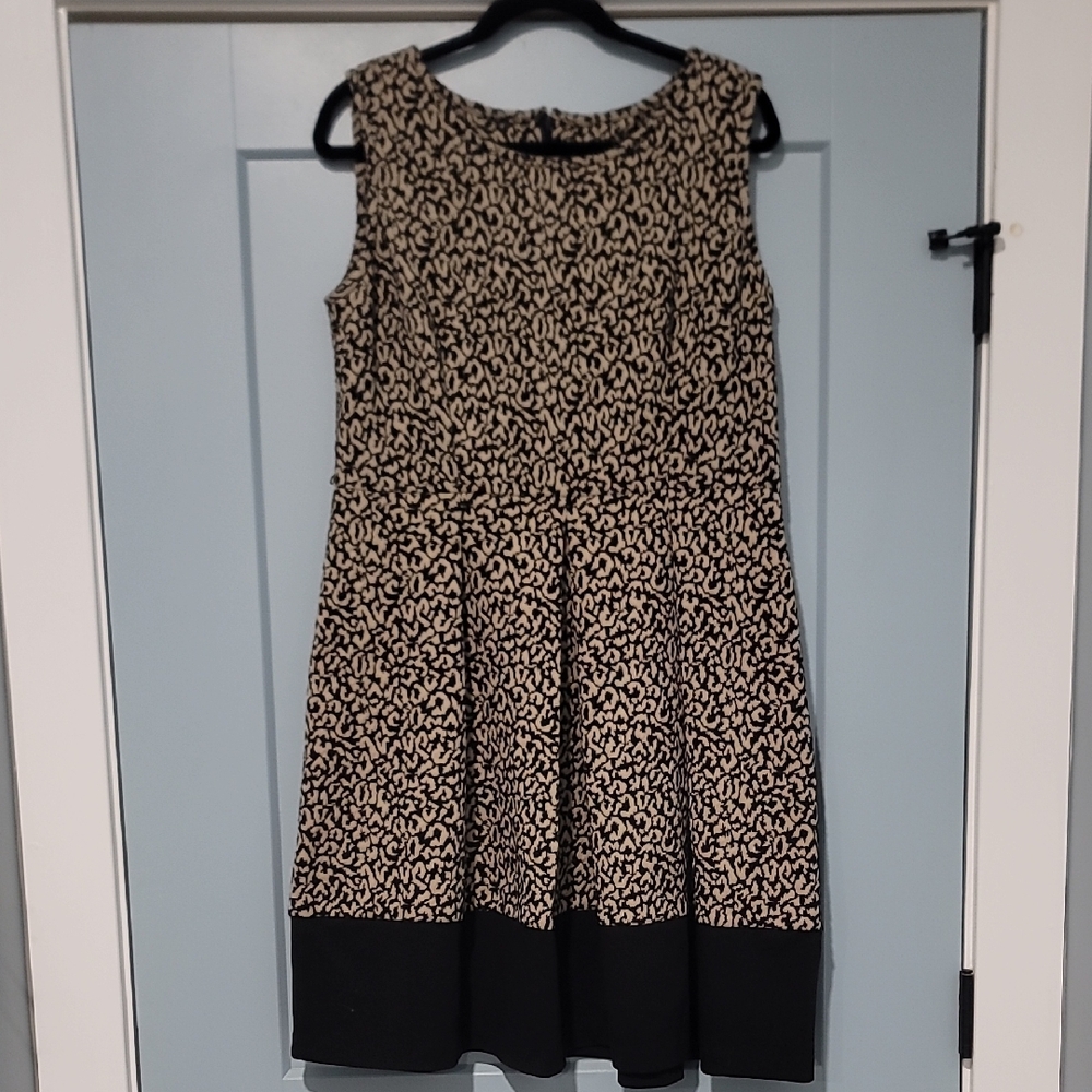 Chic Black and Cream Patterned Midi Dress